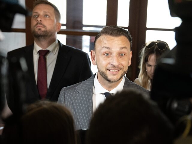 SaS podáva trestné oznámenie na Šutaja Eštoka aj speváka Rendyho. Kampaň proti drogám vraj propaguje alkohol