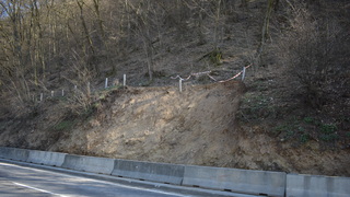 Odtrhnutý svah zablokoval cestu do mesta, posunul aj panely. V hre je hypotéza o zemetrasení