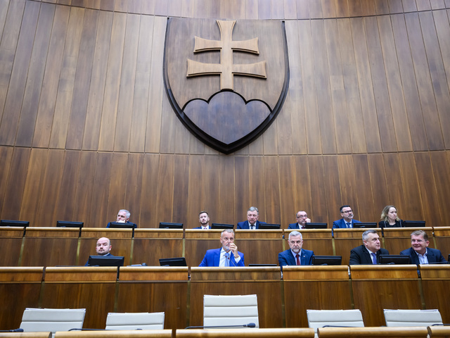 Iba päť zákonov za tri týždne. Parlament tento rok zasadal len 16 dní, kritika prichádza aj z koalície