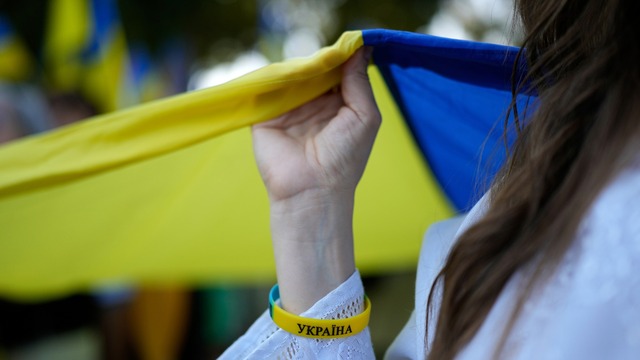 ukrajina ukrajinka ukrajinska zena vlajka