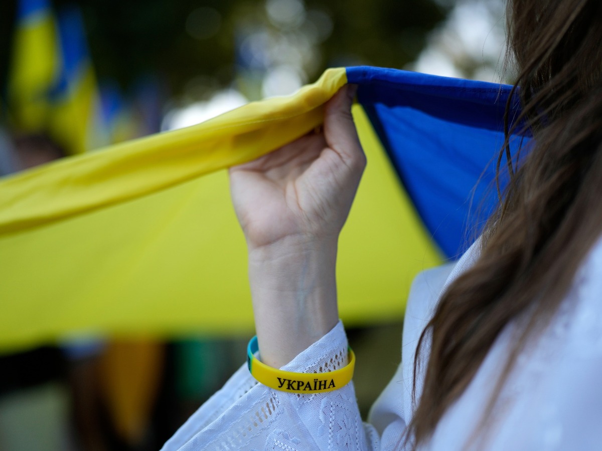 ukrajina ukrajinka ukrajinska zena vlajka