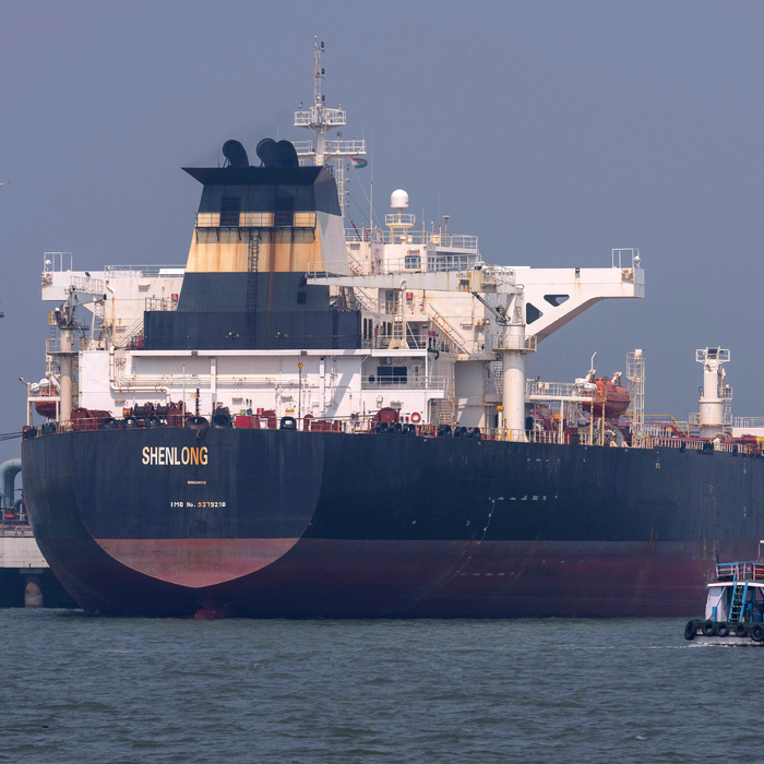 Tanker Shenlong Suezmax plávajúci pod liberijskou vlajkou, ktorý prevážal ropu zo Saudskej Arábie a preplával Hormuzský prieliv, je vidieť v prístave v Bombaji v Indii