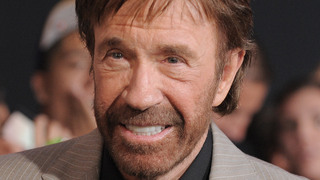 Jediné, čo nedokáže, je vyžiť z nášho priemerného platu, smejú sa Slováci. O Chuckovi Norrisovi vznikli ikonické vtipy