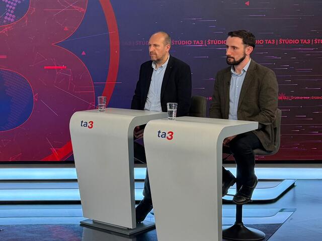 Slovensko „priškrtilo“ naftu, paradoxne aj Slovák môže platiť viac. Prečo? Experti: Zatiaľ buďme radi, že je čo tankovať