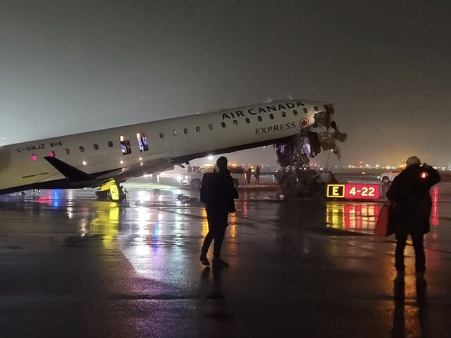 Tragická zrážka v New Yorku. Lietadlo z Montrealu narazilo do hasičského auta, o život prišli obaja piloti stroja