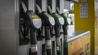 Slovensko zavádza dvojité ceny nafty. Vodiči so zahraničnou značkou si od pondelka za liter paliva výrazne priplatia