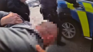 VIDEO: Zdrogovaný unikal polícii na kradnutom aute, potom sa dal na útek pešo. Ukázalo sa, že išlo o hľadanú osobu 