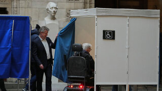 Dánsko si volí parlament. Favoritom je strana premiérky Frederiksenovej, postojom voči Grónsku si polepšila