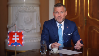 „Hlúposť, ktorá trieska dverami“. Spájať návštevu Ruska s voľbami na Slovensku je podľa prezidenta absurdné