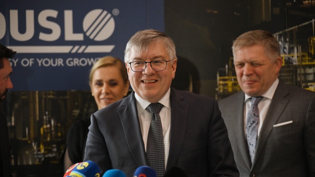 zľava minister pôdohospodárstva a rozvoja vidieka SR Richard Takáč (SMER-SD), podpredsedníčka vlády a ministerka hospodárstva Denisa Saková (Hlas-SD), predseda predstavenstva Duslo Šaľa Petr Cingr a premiér Robert Fico (SMER-SD)