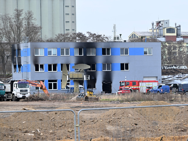 V kauze požiaru zbrojovky v Pardubiciach pribudol ďalší podozrivý. Na starosti mal mať logistiku nákupov pre podpaľačov