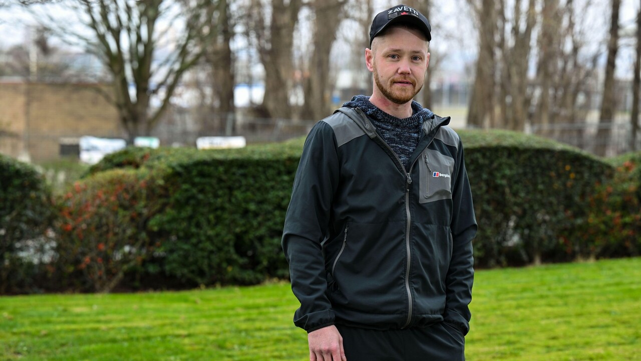 Objal muža s bombou a zavolal políciu. Jeho čin zachránil desiatky životov, od kráľa získal medailu