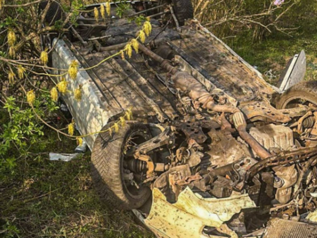 Vážna dopravná nehoda v okrese Trebišov: Auto skončilo v priekope, vodič utrpel zranenia 