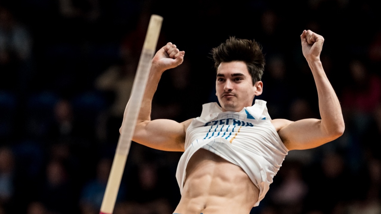 Český skokan na MS nechtiac ovplyvnil vedľajšie preteky. Viacbojára knokautoval žŕdkou