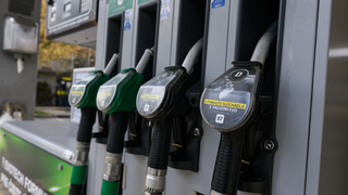 Nafta pre cudzincov nad dve eurá. Rezort financií aktualizuje osobitnú cenu, platiť bude už od piatkovej polnoci