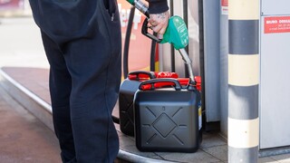 nafta kanister tankovanie čerpacia stanica pumpa 