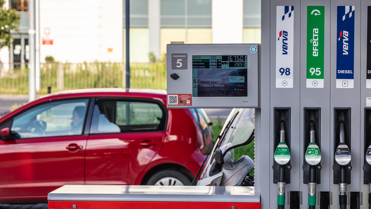 Poľsko chce skrotiť drahé palivá ešte pred sviatkami. Zníži DPH a zastropuje ceny