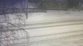 Sneh ochromil Donovaly. Horský priechod uzavreli pre kamióny, vodiči v oboch smeroch naberajú veľké zdržanie