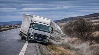 Polícia varuje vodičov na východe. Silný bočný vietor prevrátil dodávku, v úseku odporúčajú odplachtovať prívesy