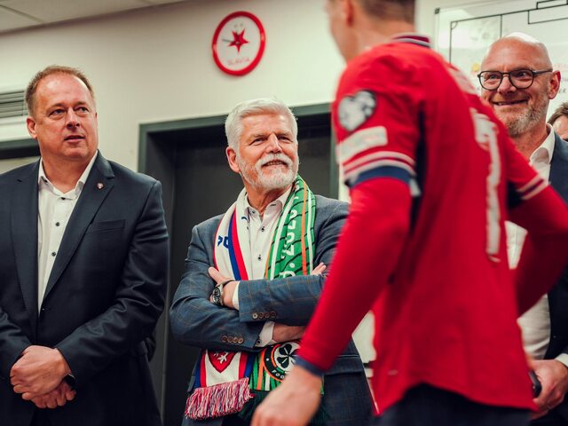 Pavel prišiel Čechom gratulovať do šatne, spustil hádku fanúšikov. Prezident časť z nich "dráždil" aj počas hymny