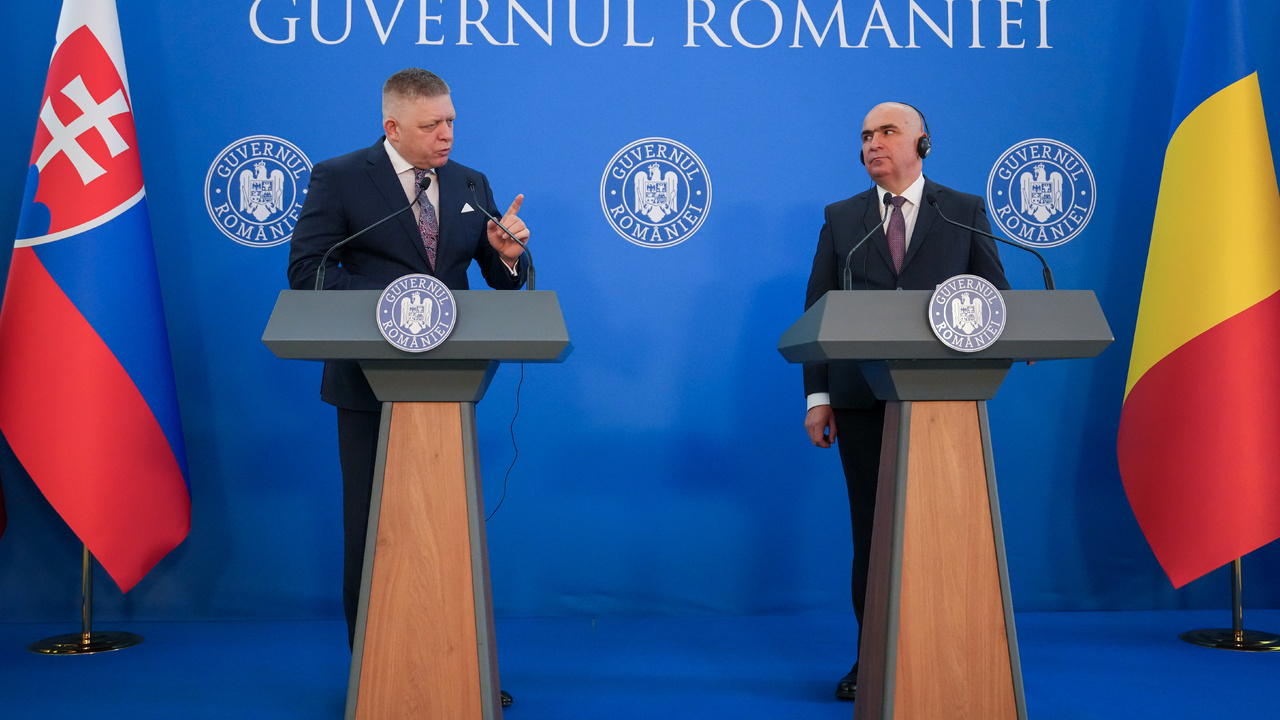  Slovenský premiér Robert Fico (vľavo) a jeho rumunský náprotivok Ilie Bolojan