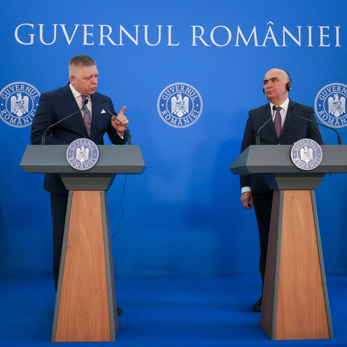  Slovenský premiér Robert Fico (vľavo) a jeho rumunský náprotivok Ilie Bolojan