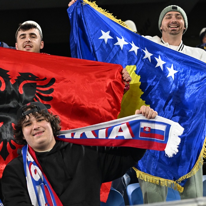 kosovksá vlajka, albánska vlajka, fanúšikovia