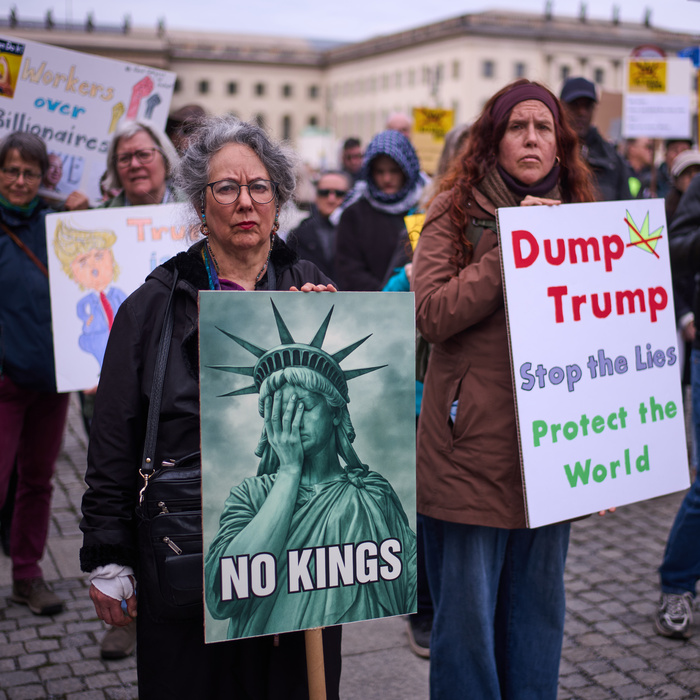 protest proti trumpovi berlin nemecko
