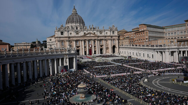 Pápež Lev XIV. celebruje svätú omšu na Svätopeterskom námestí vo Vatikáne
