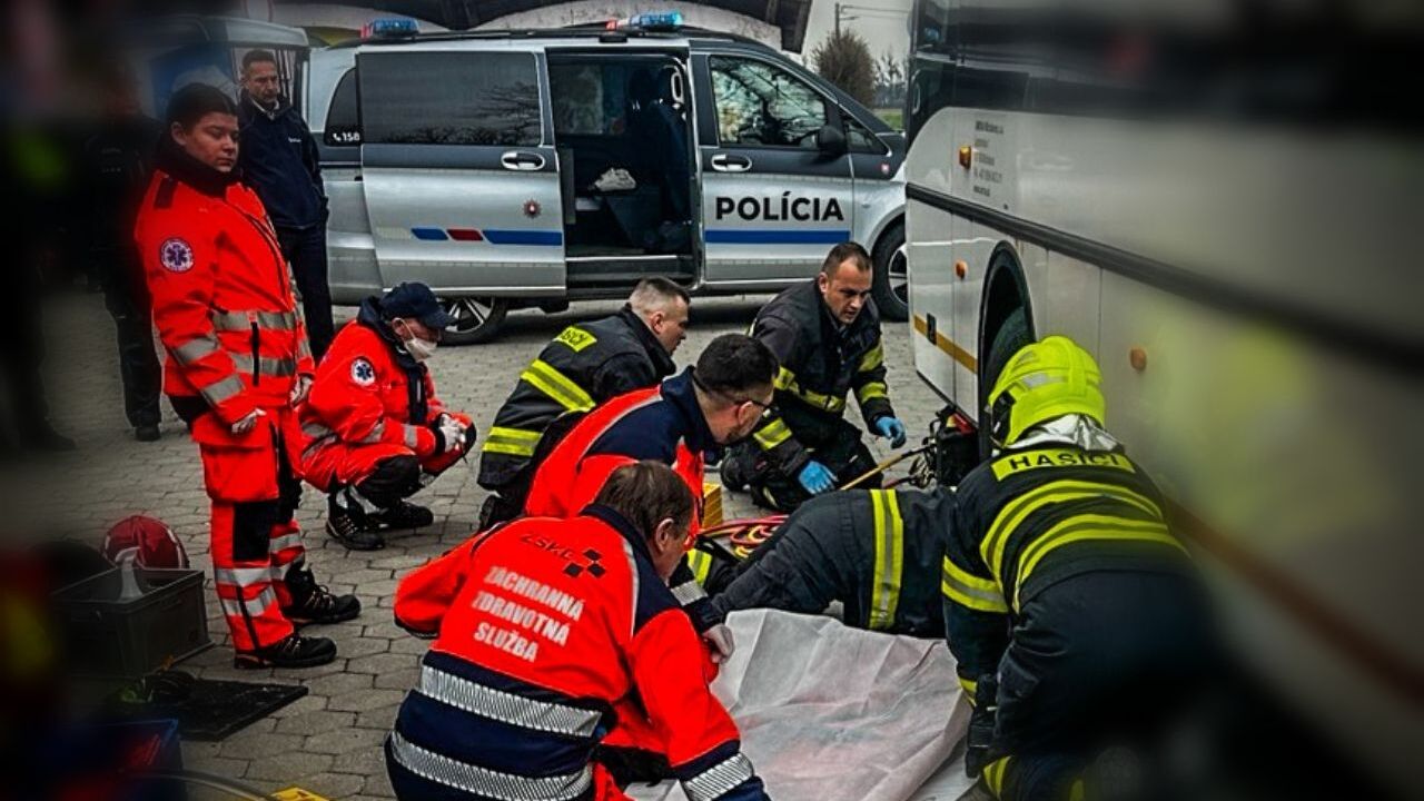 Tragédia na východe Slovenska: Autobus na stanici zrazil chodca. Obeť náraz neprežila