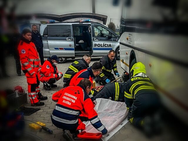 Tragédia v Strážskom. Chodec zomrel pod kolesami autobusu, vodič zrejme nedával pozor