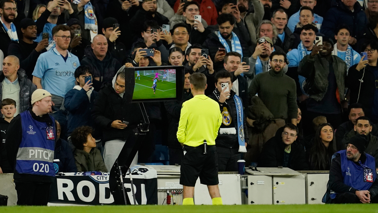 futbalový rozhodca, VAR