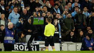 Futbal s VAR-om už fanúšikov nebaví. V najlepšej lige sveta podporili jeho zrušenie