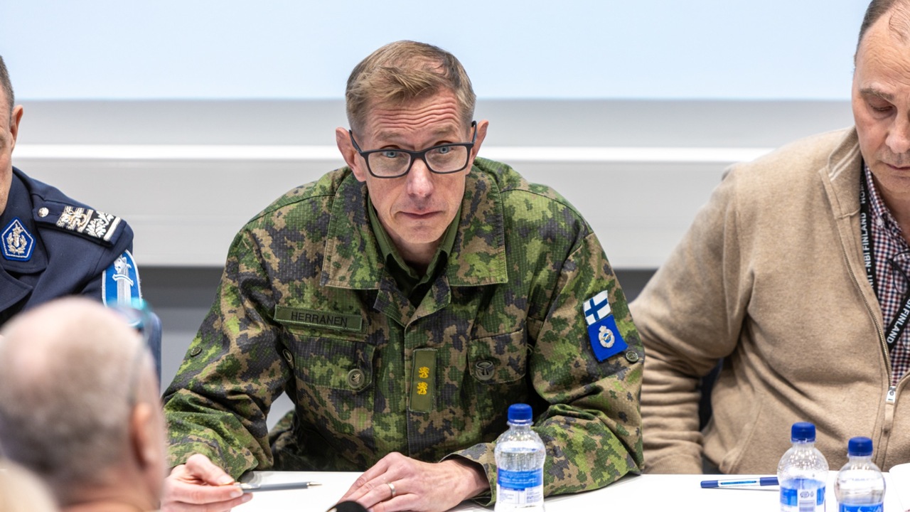 Fínsko drony, Na snímke generálmajor Timo Herranen hovorí počas tlačovej konferencie v meste Kouvola v nedeľu 29. marca 2026.