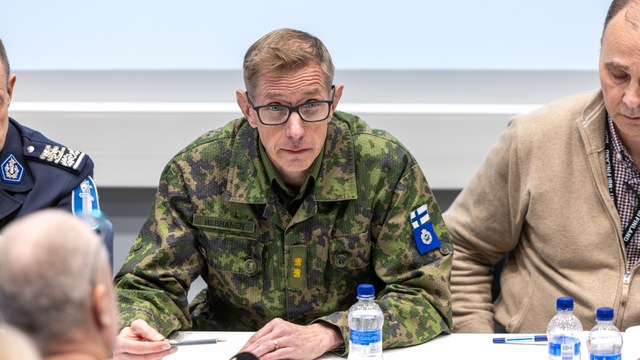 Fínsko drony, Na snímke generálmajor Timo Herranen hovorí počas tlačovej konferencie v meste Kouvola v nedeľu 29. marca 2026.