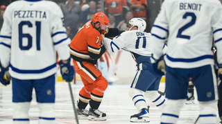 Hon na Gudasa. Český obranca čelil vendete za Matthewsa, nakladačku dostal už po troch sekundách