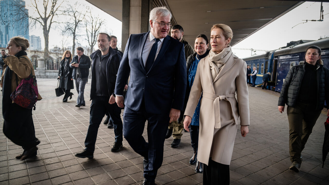 Na snímke šéfka únijnej diplomacie Kaja Kallasová (druhá sprava) a ukrajinský minister zahraničných vecí  Andrij Sybiha