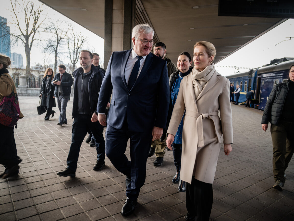 Na snímke šéfka únijnej diplomacie Kaja Kallasová (druhá sprava) a ukrajinský minister zahraničných vecí  Andrij Sybiha