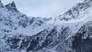 „Buďte rozvážni, nechoďte do hôr!“ Nebezpečné podmienky ohrozujú turistov, Poľsko zatvorilo Tatry