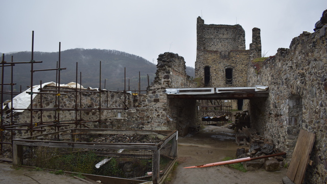 hrad Revište obnova