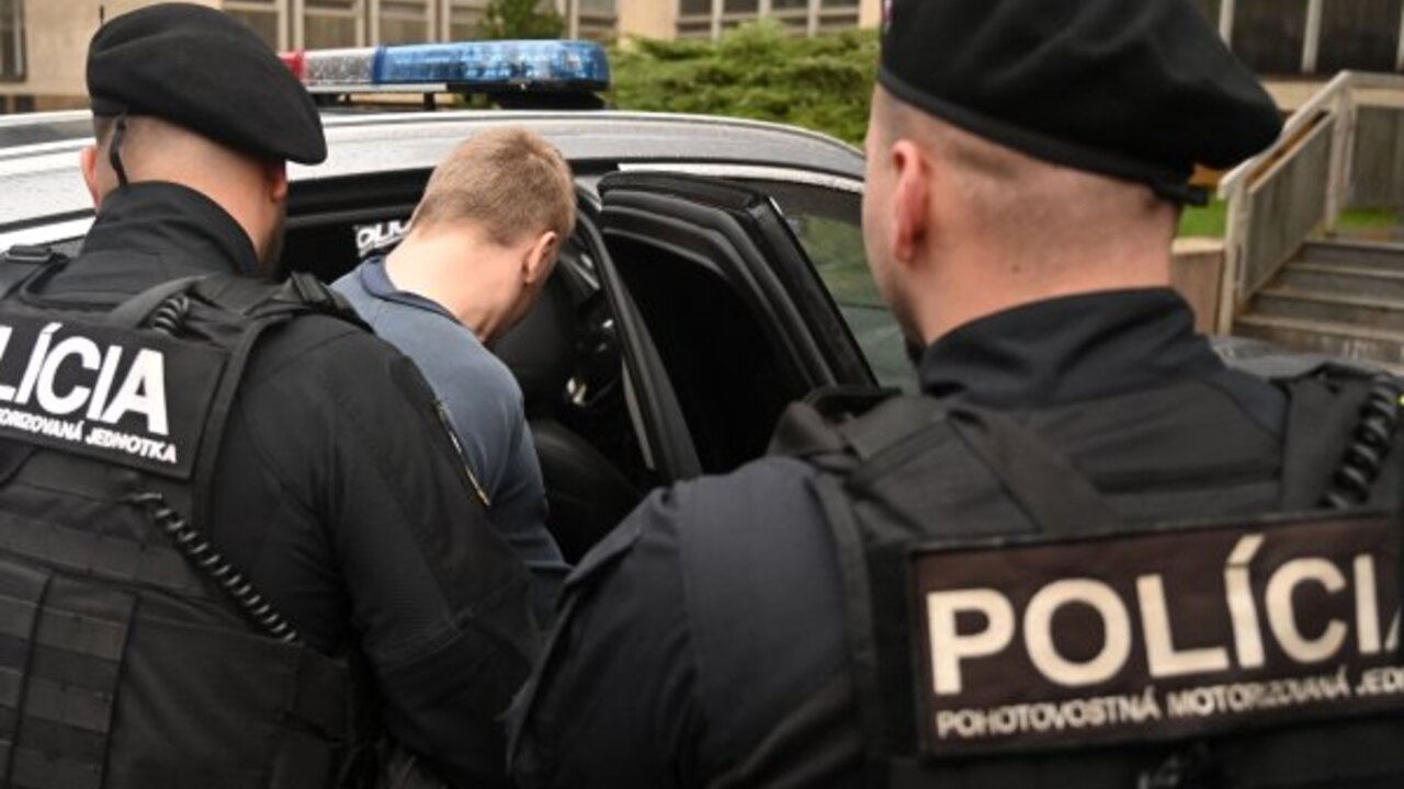 Zneužíval ju od troch rokov. Hrôza vyšla najavo po policajnej akcii, otčim si dcéru „pri tom“ natáčal