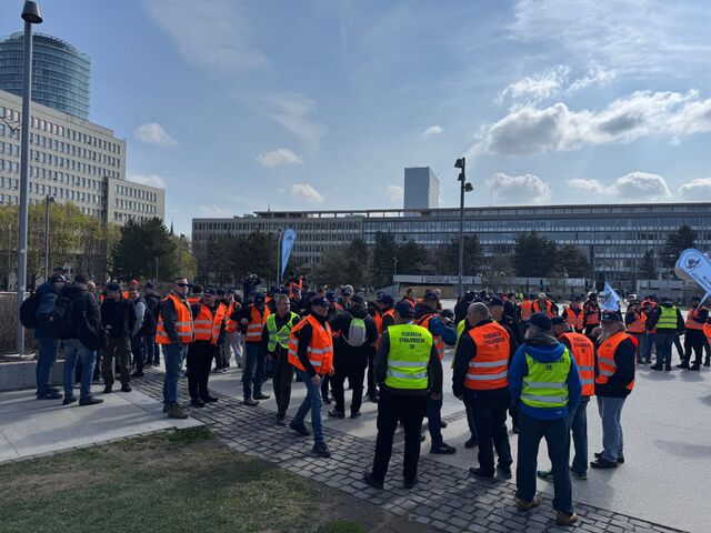 Rušňovodiči trúbia, pískajú a volajú medzi seba Ráža. Kamery v kabínach nechcú a hovoria o „buzerácii“