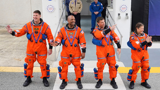 Skoro prišli o najdrahší záchod vo vesmíre. Astronauti ho opravili po šiestich hodinách, močiť museli do vrecka