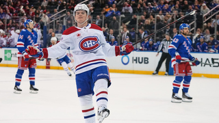 NHL: Slafkovský asistoval Caufieldovi pri víťazstve Montrealu. Carolina a Minnesota si zabezpečili postup do play off