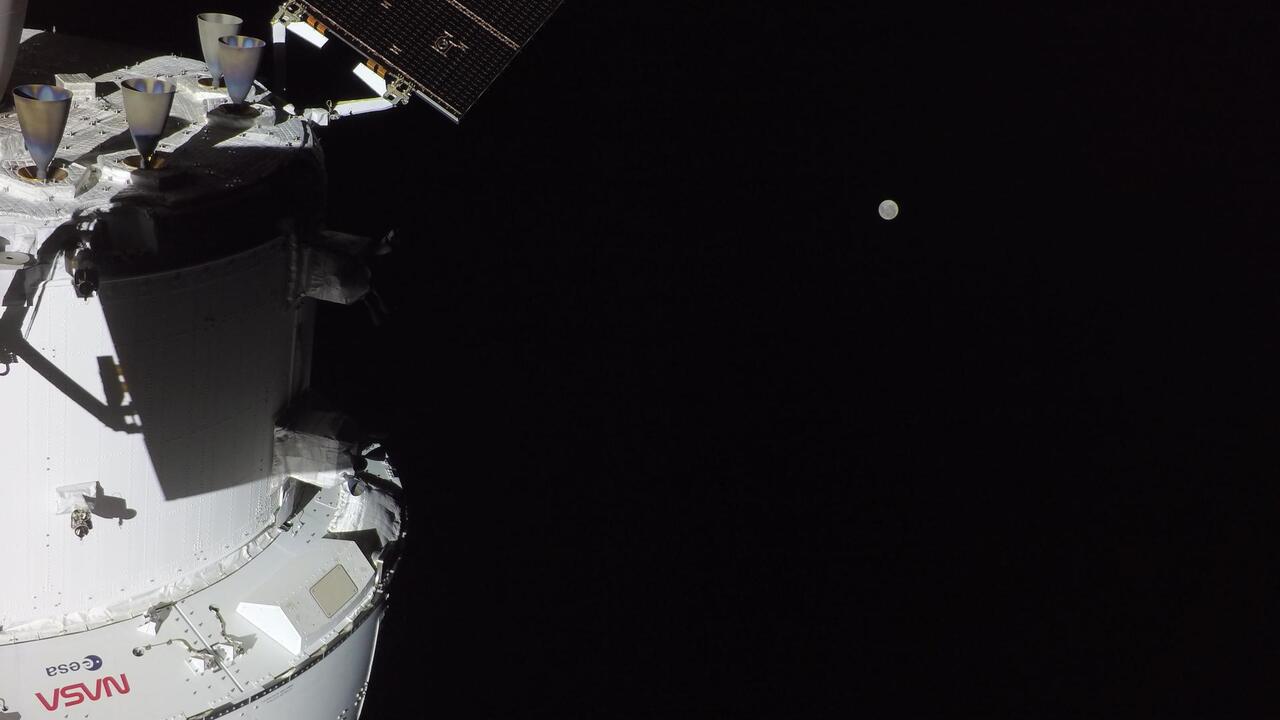 Bližšie k Mesiacu ako k planéte Zem. Astronauti misie Artemis II sú v polovici cesty