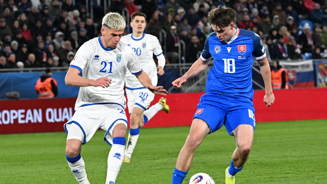 Na snímke sprava hráč Slovenska Leo Sauer a Albian Hajdari z Kosova v súboji o loptu počas semifinále európskej baráže MS 2026 Slovensko - Kosovo v Bratislave vo štvrtok 26. marca 2026.