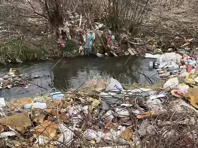 Rieky a potoky na severovýchode Slovenska sa topia v odpade. Rybári volajú po prísnejších opatreniach