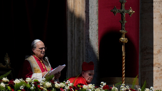 Urbi et Orbi z Vatikánu. Pápež Lev XIV.  apeluje na mocných, aby si vybrali mier: Zvykáme si na násilie, vzdávame sa mu