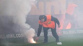 Fanúšikovia vbehli na trávnik a hádzali po sebe pyrotechniku. Zápas Drážďan a Herthy dvakrát prerušili 