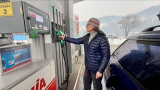 Palivová turistika mení smer, pri plnej nádrži viete ušetriť aj 7 eur. Boli sme v Poľsku, čo sa oplatí tankovať?